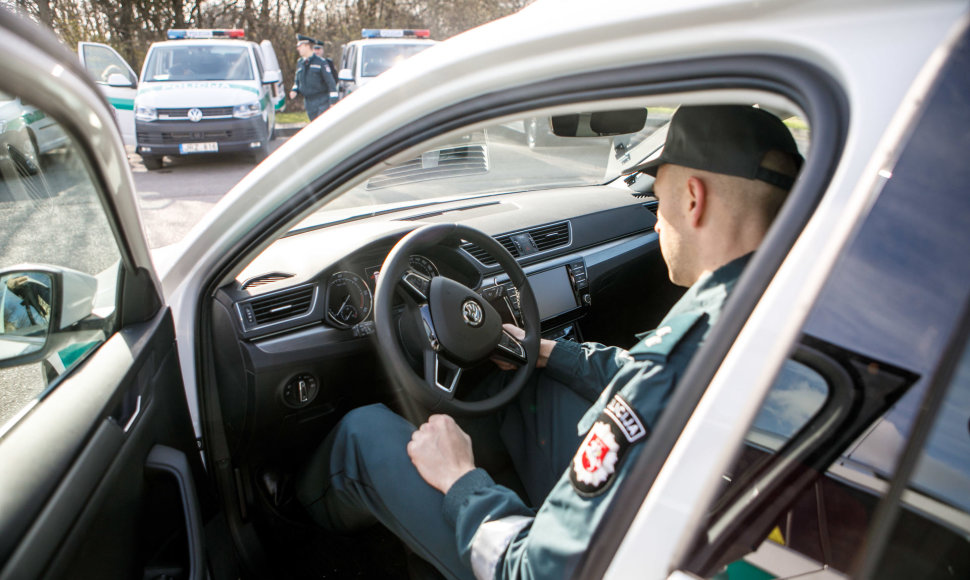 Kauno policijai perduoti nauji automobiliai