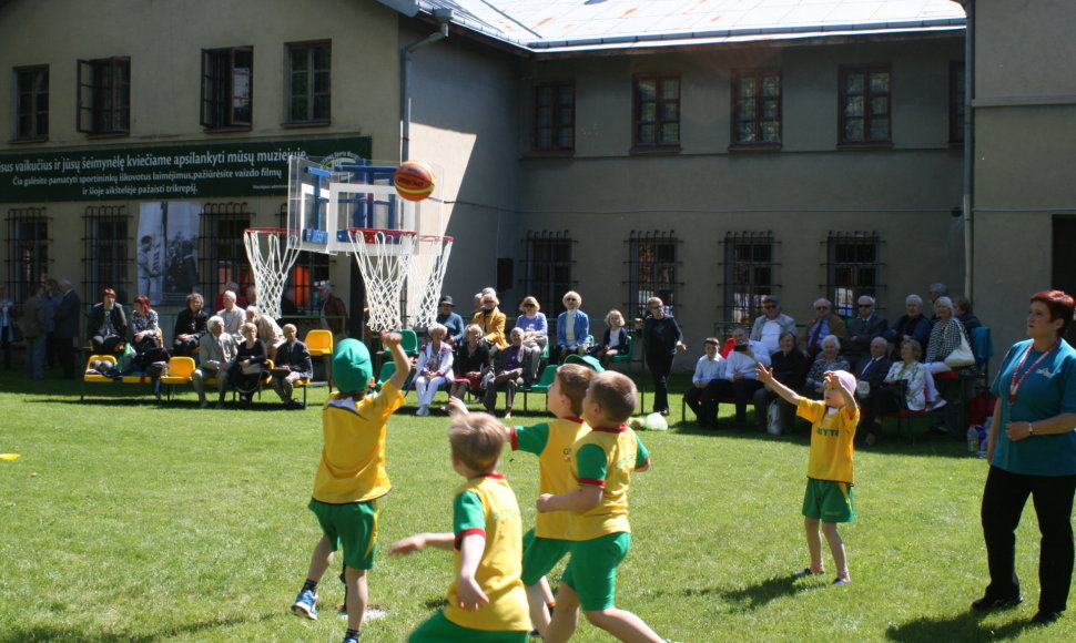 Sporto muziejaus kiemelyje vaikai galės ir pažaisti.