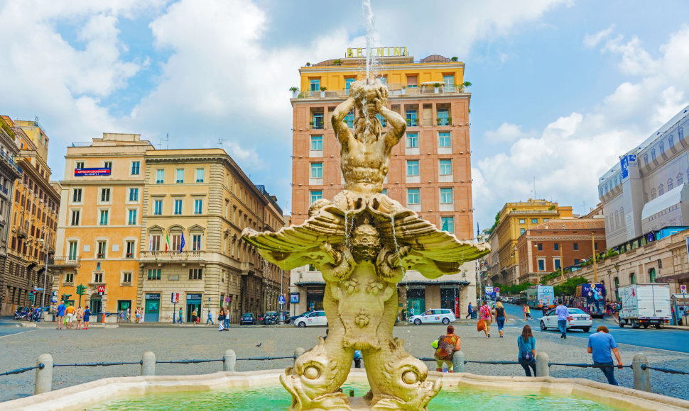 Turistai prie Tritono fontano Barberinio aikštėje Romoje