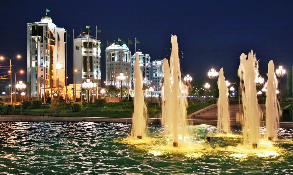 Šviečiantys fontanai Ašchabade, Turkmėnistane