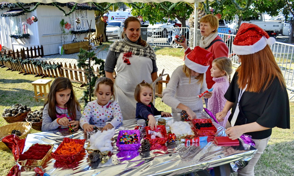 Kalėdų mugė Alanijoje. Vaikai turėjo ir specialių paviljonų, kuriuose galėjo pasigaminti šventinių žaisliukų