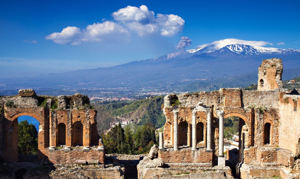 Taormina miestas Sicilijoje, kuris buvo įkurtas dar 3-4 amžių prieš Kristų. 