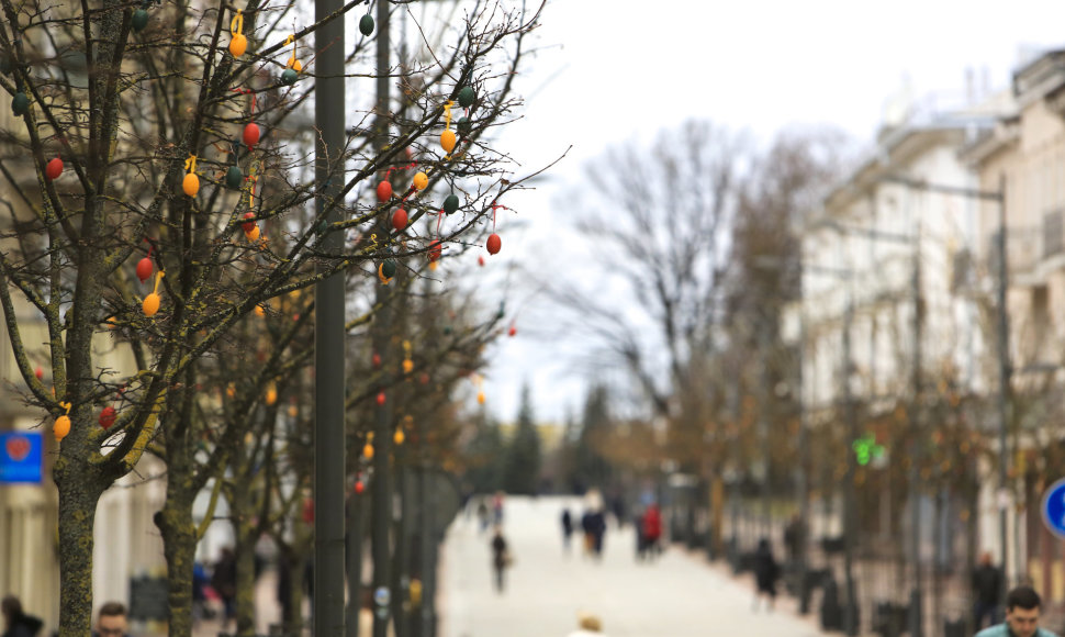 Šiaulių pėsčiųjų bulvaro medžiai papuošti margučiais