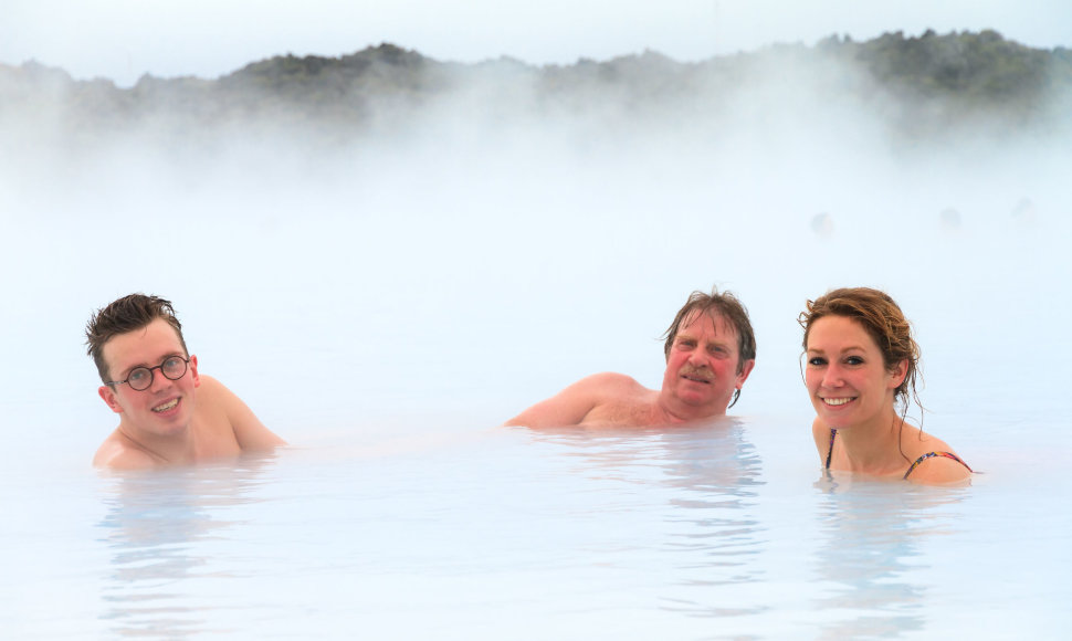 Turistai maudosi karštosiose versmėse Islandijoje