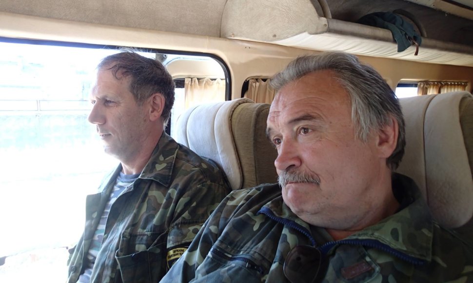 Černobylyje dirbantis Michailas (sėdi kairėje) ieško dviejų lietuvių, su kuriais tarnavo sovietų armijoje
