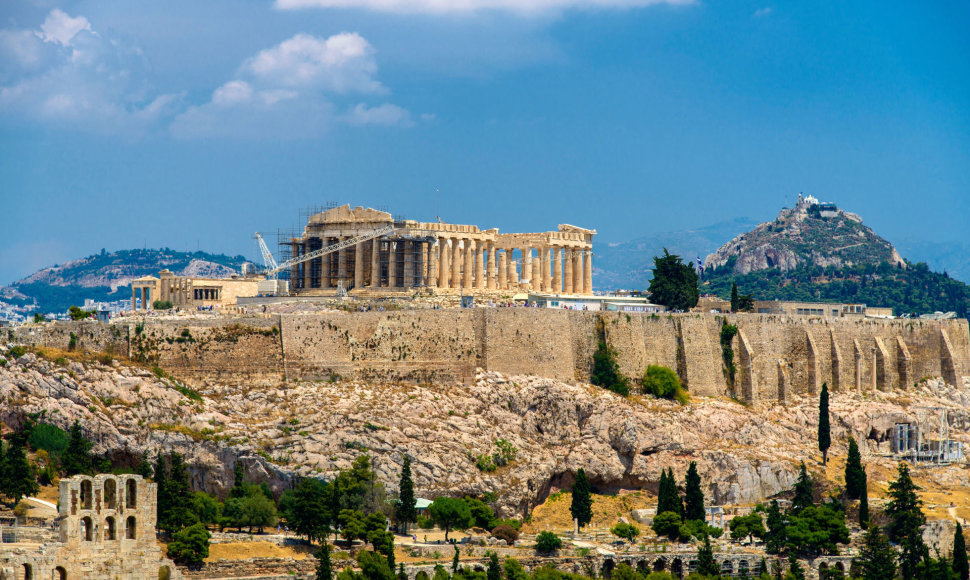 Tolumoje matyti Akropolis