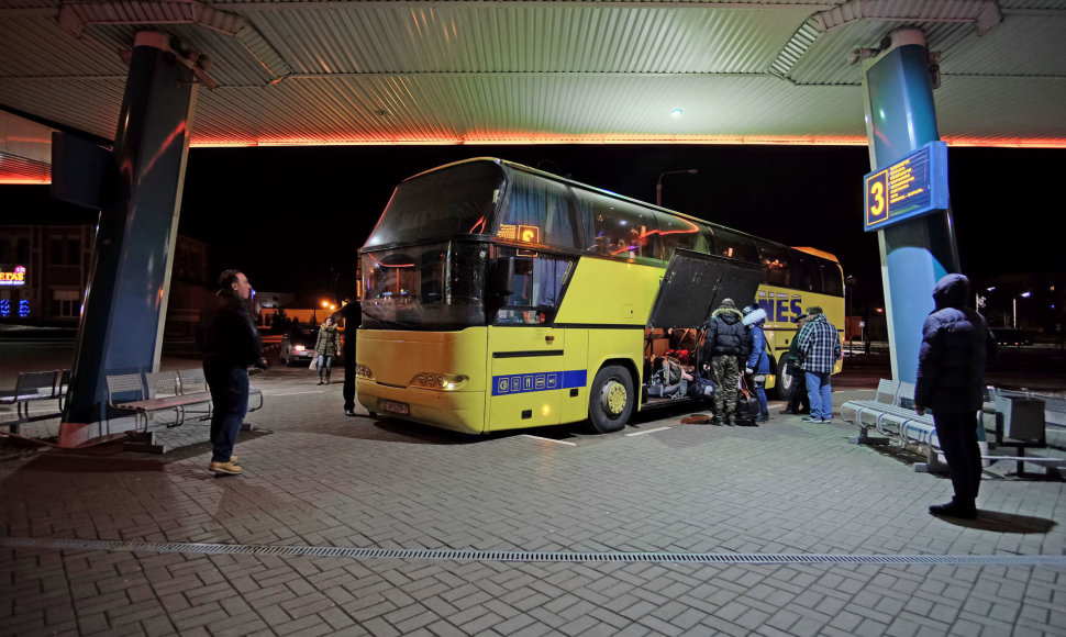 Tolimojo susisiekimo autobusas ir keleiviai Minsko autobusų stotyje