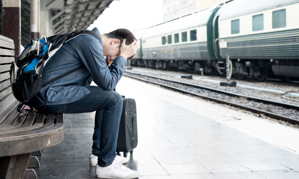 Prastai besijaučiantis turistas traukinių stotyje