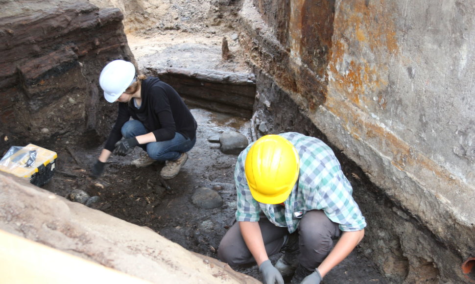 Klaipėdos universiteto archeologai, tyrinėjantys piliavietės teritoriją, aptiko XIII-ame amžiuje statyto medinio namo sienojus. Kairėje matomi gerai išsilaikę mediniai rastai. 