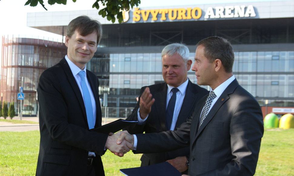 „Axis Industries“ vadovas Remigijus Baltrušaitis (kairėje) ir Klaipėdos miesto savivaldybės administracijos direktorius Saulius Budinas penktadienį pasirašė oficialią rangos sutartį.