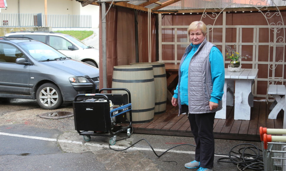 Kavinę „Kuršis“ paskutinę akimirką išgelbėjo pasiskolintas elektros generatorius. Kaip pasakojo savininkė Gražina Starkuvienė, jau pradėta galvoti, kaip įvykdyti prieš kelis mėnesius prisiimtą įsipareigojimą surengti konferenciją.