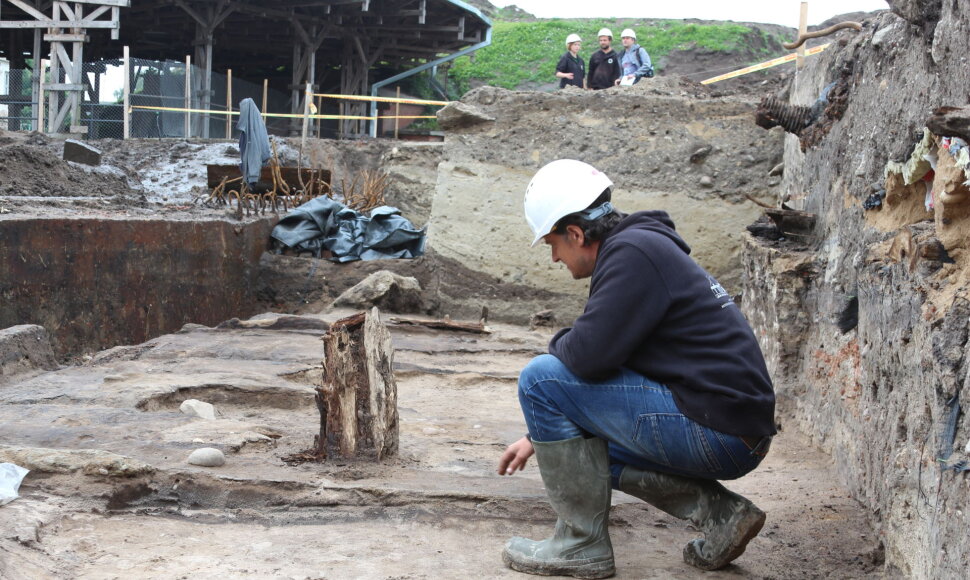 Archeologas Rokas Kraniauskas rodo, ką aptiko kasinėjimų metu.