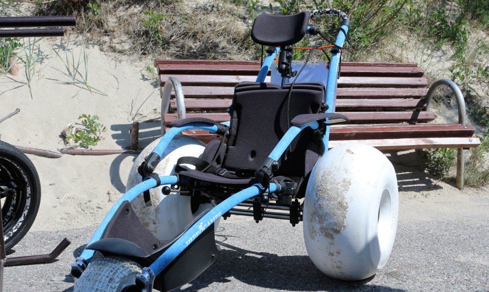 Centriniame paplūdimyje neįgalieji gali pasinaudoti specialiu įrenginiu, kuriuo galima pasiekti jūrą ir išsimaudyti.