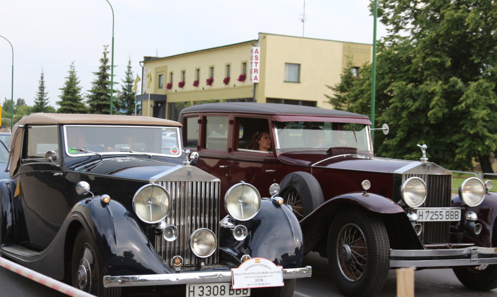 Klaipėdoje viešėjo visa kolona senovinių automobilių iš Ispanijos. 