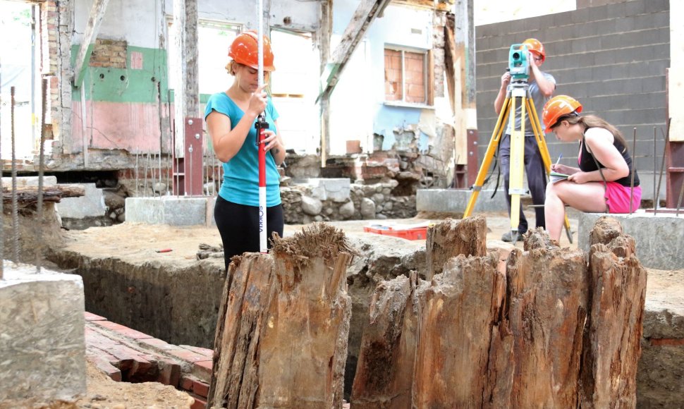 Archeologai senajame sandėlyje aptiko analogų neturinčią silkių rūšiavimo ir laikymo sistemą.