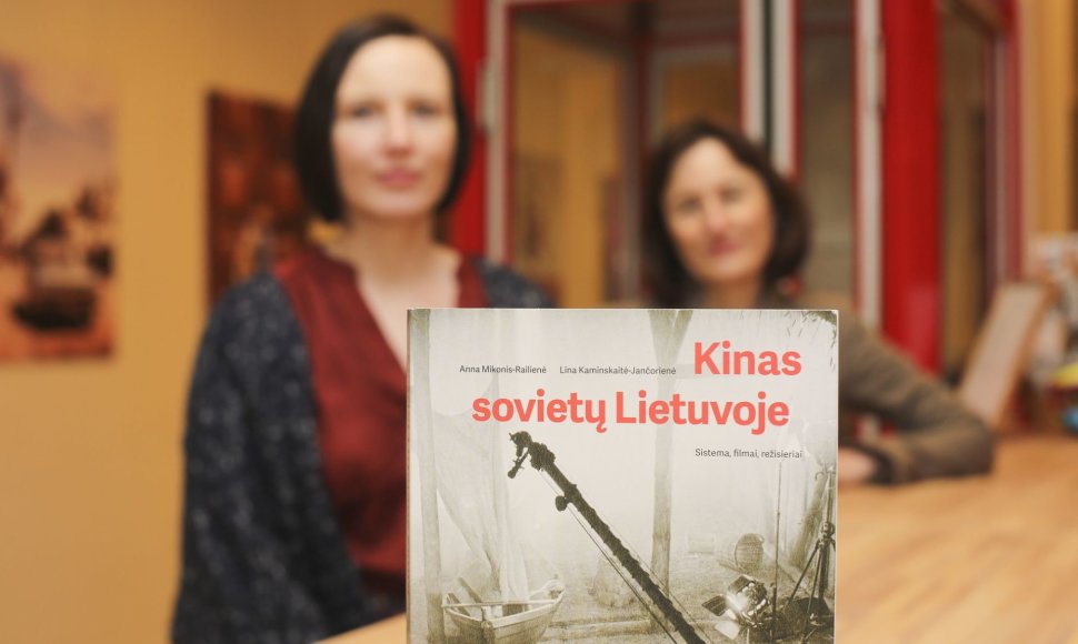 Lina Kaminskaitė-Jančorienė (kairėje) ir Anna Mikonis-Railienė (dešinėje) pristato monografiją „Kinas sovietų Lietuvoje: sistema, filmai, režisieriai“