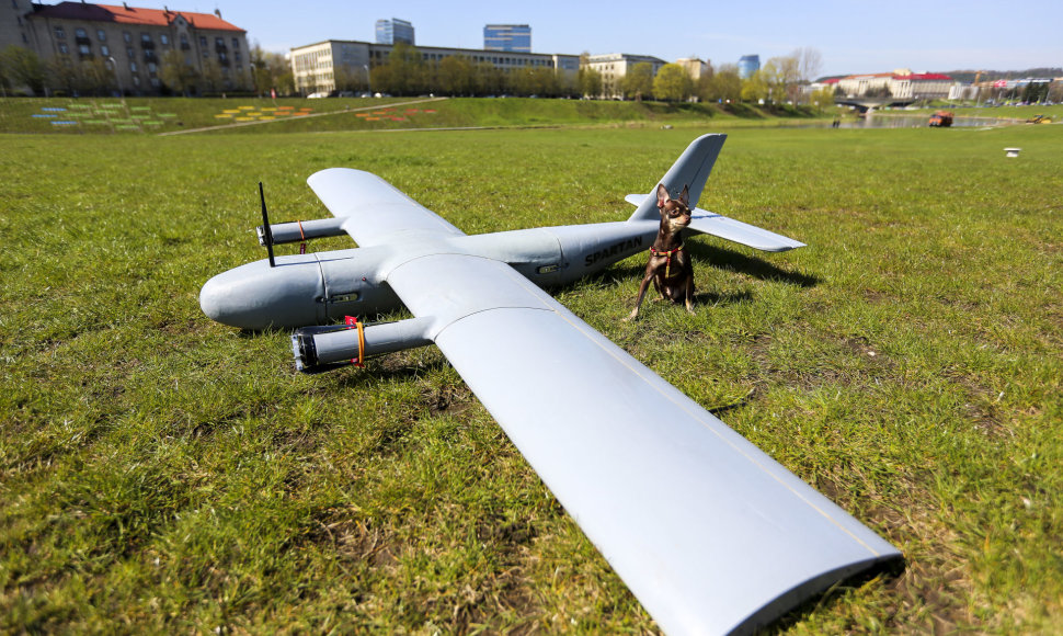 Policija pristatė dronus, kuriais kovos su miškuose pasislėpusiais degtintadariais