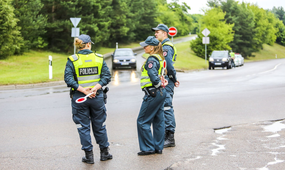 Rytinis reidas Vilniuje: mašiną palikęs vairuotojas spruko nuo pareigūnų