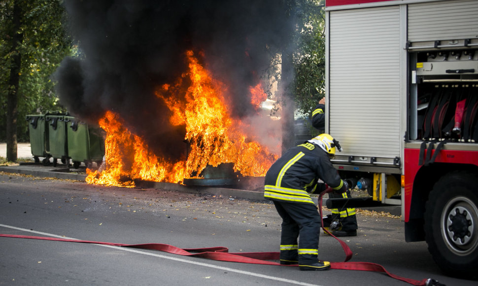 Vilniuje, Apkasų gatvėje, degė šiukšlių konteineriai