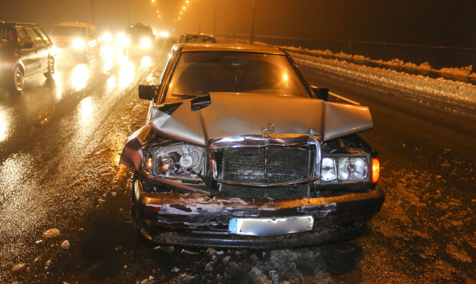 Vilniuje – BMW avarijos, per kurias aplamdyti penki automobiliai