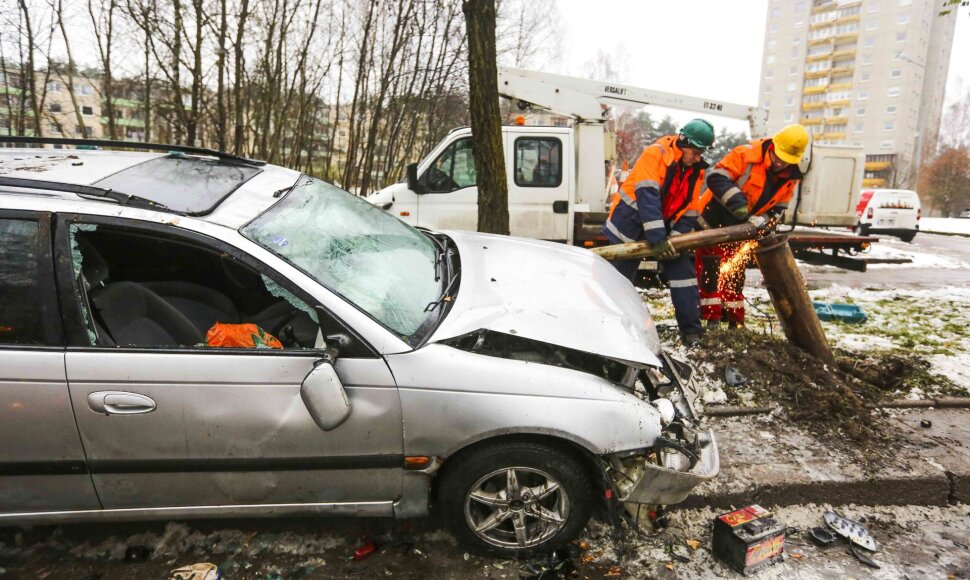 Vilniuje vertėsi „Toyota Avensis“, nukentėjo vairuotojas