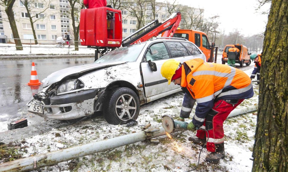 Vilniuje vertėsi „Toyota Avensis“, nukentėjo vairuotojas