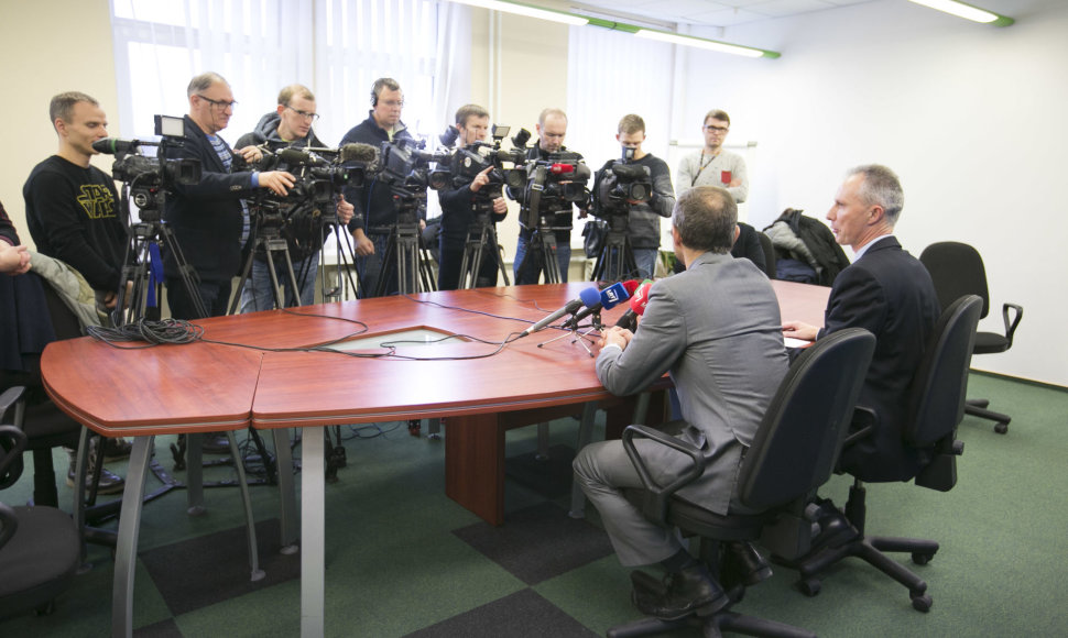 Finansinių nusikaltimų tyrimo tarnyboje vyko spaudos konferencija dėl vykusių kratų bendrovėje „Lietuvos geležinkeliai“.