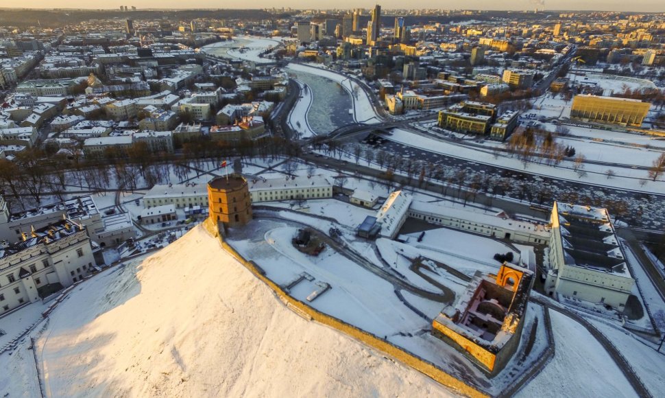 Apglėbtas šalčio Vilnius paskendo besileidžiančios saulės spinduliuose