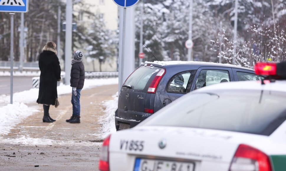 Vilniuje susidūrus dviem automobiliais 11-metis skundėsi skausmais