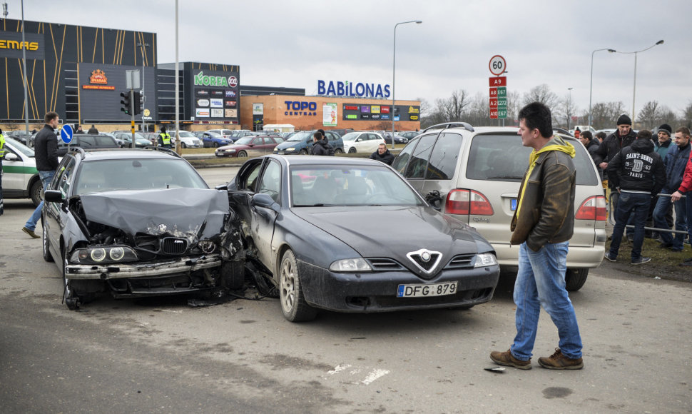 Panevėžyje susidūrus BMW ir „Alfa Romeo“ automobiliams, į ligoninę išvežtos trys mažametės