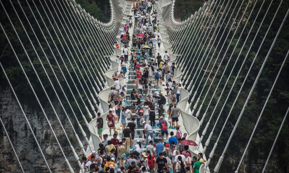 Kinijos stiklo tiltas – ilgiausias pasaulyje – uždarytas