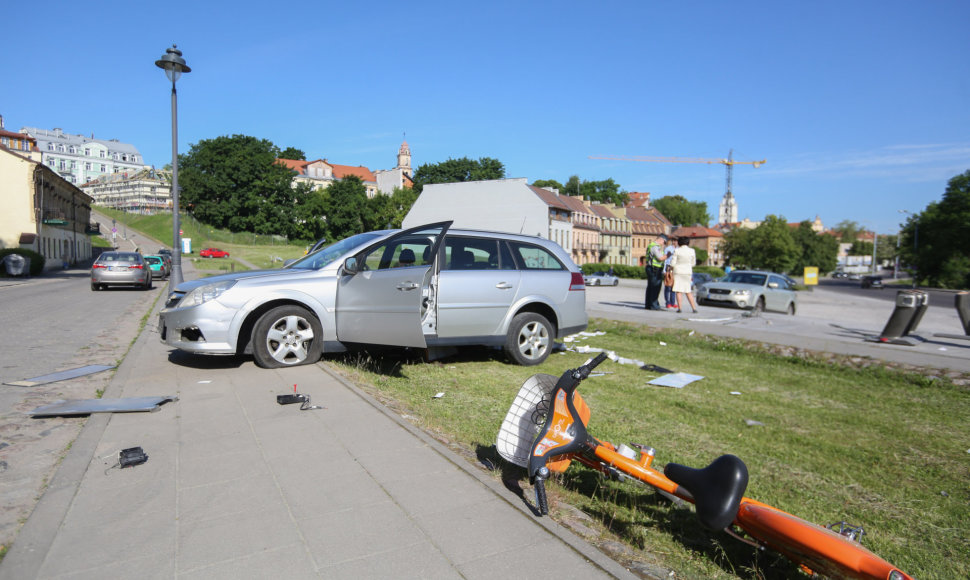 „Opel“ vairuotojas Vilniaus senamiestyje ištaškė oranžinių dviračių punktą