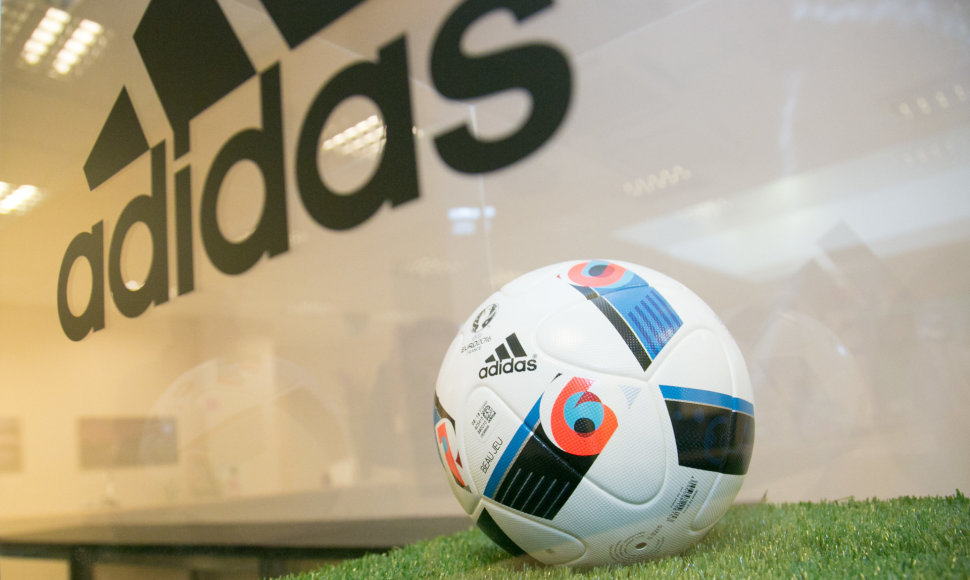 „Adidas“ atstovai pristatė 2016 metų Europos futbolo čempionato kamuolį