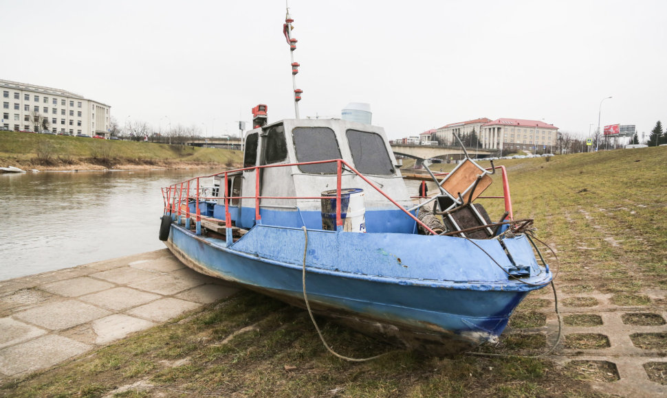 Vilniuje ant Neries kranto išmestas laivas