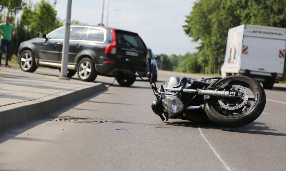 Vilniuje Vinkingų gatvėje susidūrė motociklas ir „Volvo“