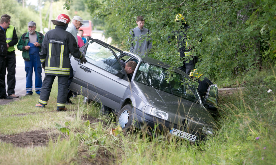 Avarija Vilniaus rajone: žuvo nuo kelio nulėkusio „VW Passat“ keleivė