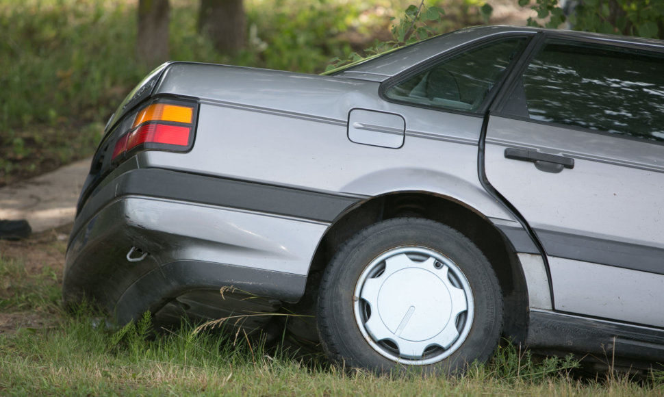 Avarija Vilniaus rajone: žuvo nuo kelio nulėkusio „VW Passat“ keleivė