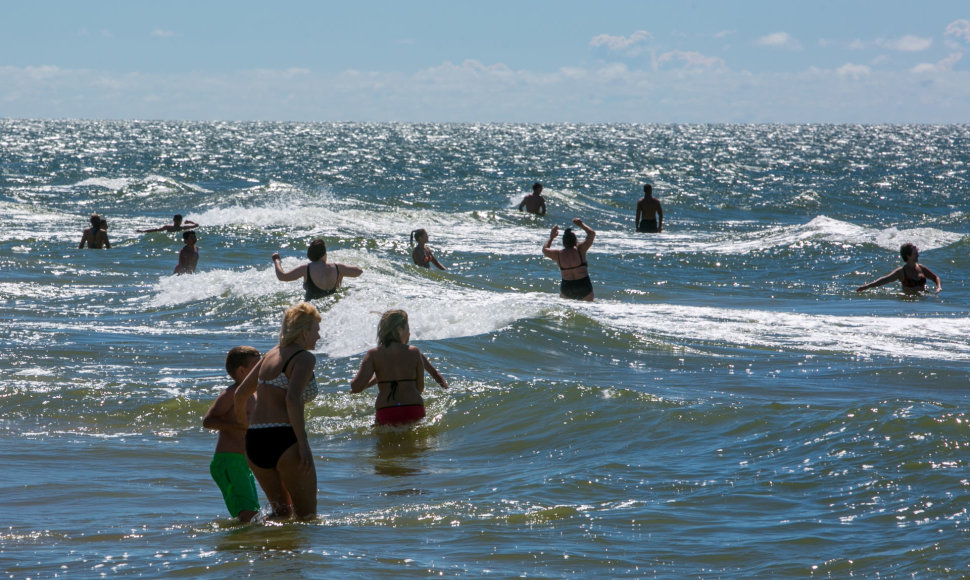 Žmonės maudosi Baltijos Jūroje