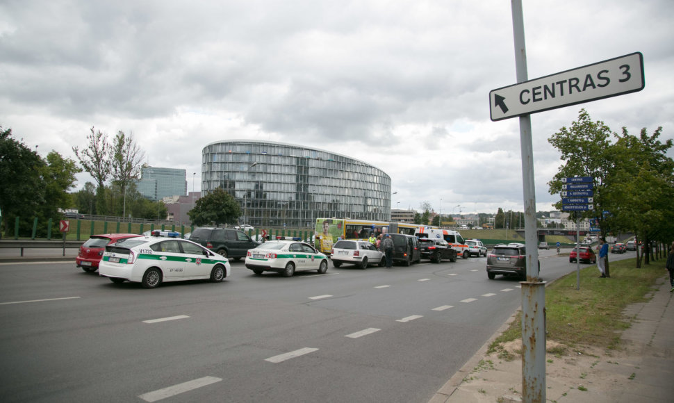 Vilniaus centre vienas po kito susidūrė 4 automobiliai