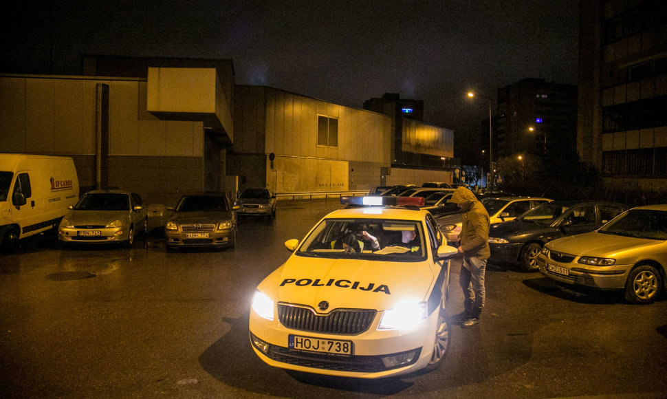 Girta vairuotoja Vilniuje apgadino kieme stovinčius automobilius
