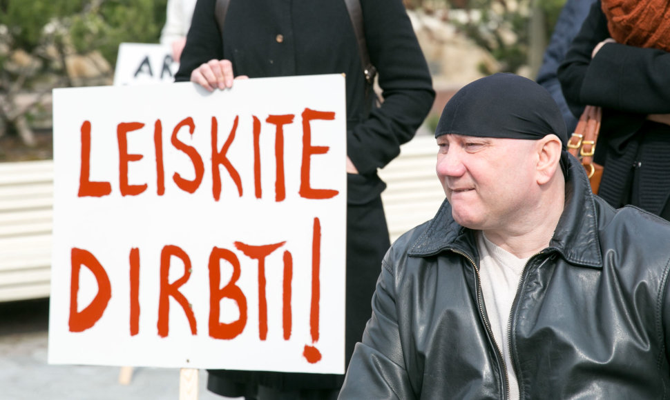 Lietuvos socialinėse įmonėse dirbantys neįgalieji surengė įspėjamąjį mitingą prie Seimo