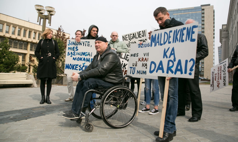 Lietuvos socialinėse įmonėse dirbantys neįgalieji surengė įspėjamąjį mitingą prie Seimo