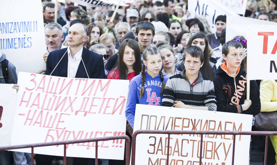 Lenkiškų ir rusiškų mokyklų bendruomenės surengė protesto akciją prie Vyriausybės, kurioje reikalavo neuždaryti jų mokyklų