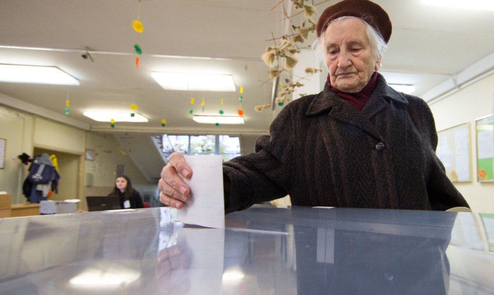 Piliečiai balsuoja antrajame Seimo rinkimų ture