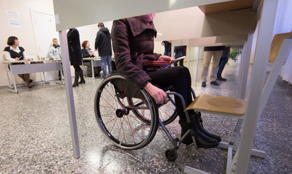 Sekmadienį balsavusiems neįgaliesiems teko įveikti tikrą kliūčių ruožą