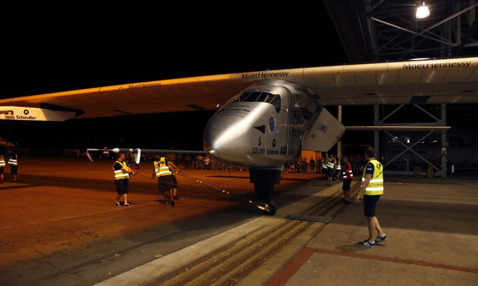 Saulės energija varomas lėktuvas „Solar Impulse 2“ atnaujina kelionę