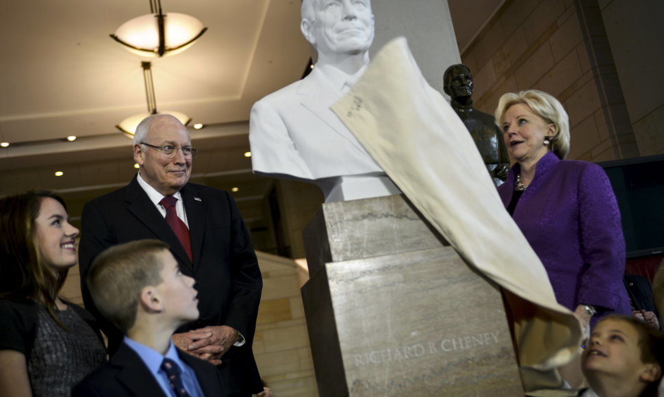 Dickas Cheney su žmona ir anūkais per ceremoniją Kapitolijuje
