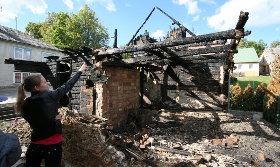 Jauna šeima po gaisro nenuleidžia rankų – nori atkurti savo namus