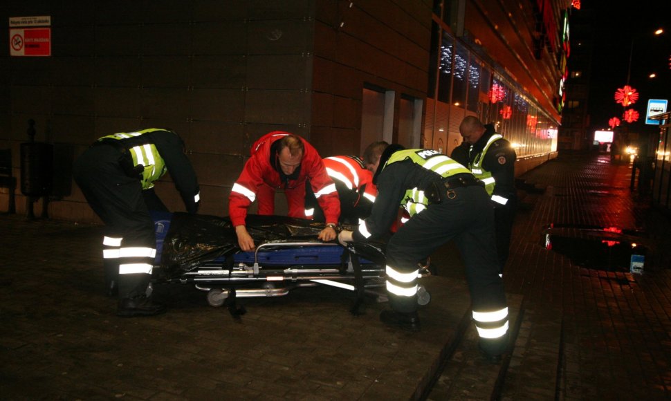 Medikai su policijos pagalba gabena gatvės miegalius į ligoninę