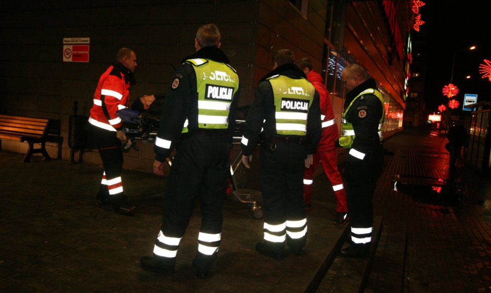 Medikai su policijos pagalba gabena gatvės miegalius į ligoninę